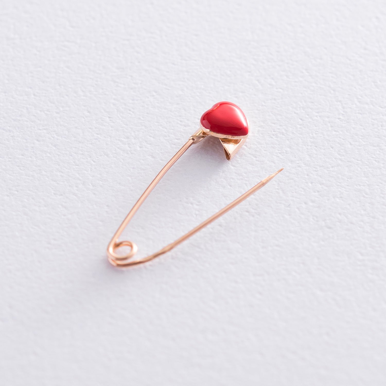 Золота дитяча шпилька Серце з емаллю зак00158 Онікс